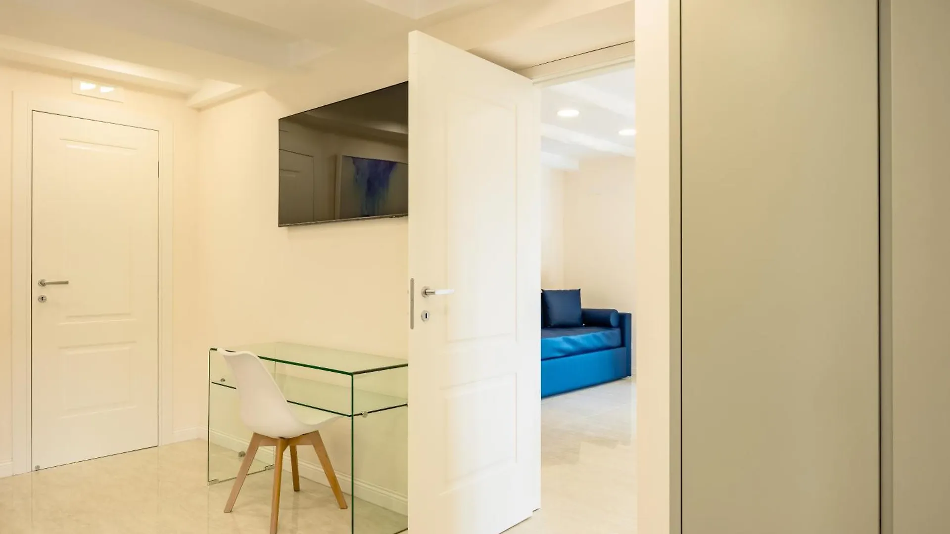 Palazzo Maddaloni Sweet Home By Napoliapartments 0*, Naples