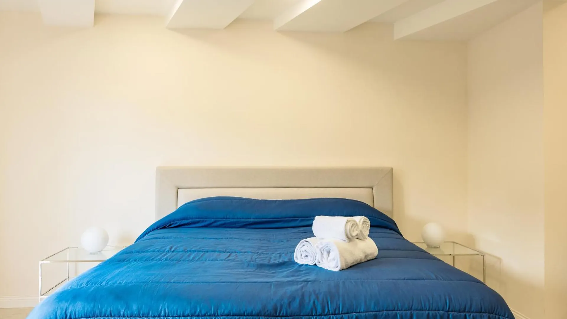 Apartment Palazzo Maddaloni Sweet Home By Napoliapartments Italy