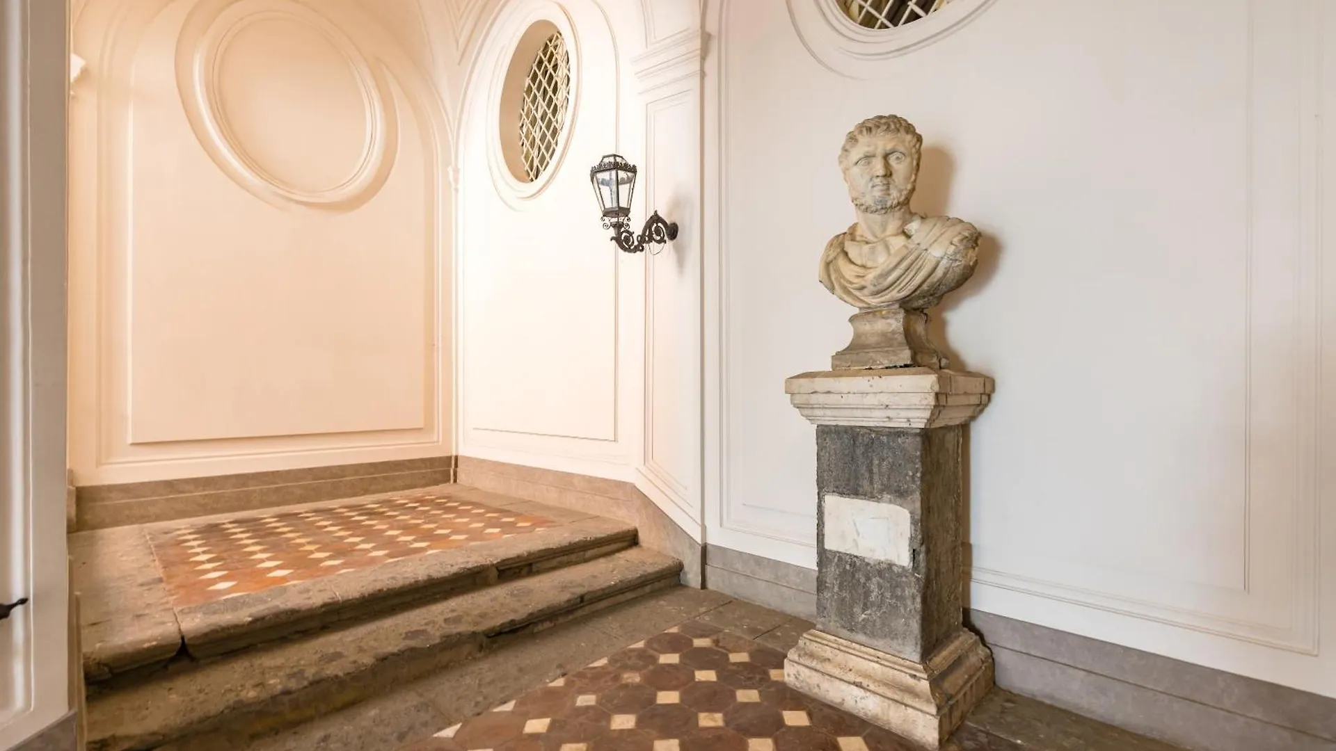 Palazzo Maddaloni Sweet Home By Napoliapartments 0*, Naples